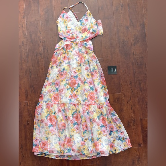 Lulus Dresses & Skirts - NWT!! Lulus flowery cut out maxi dress… Size Small